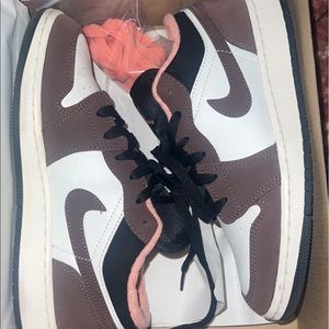 Air Jordan 1 Low Chocolate/ Crimson 🤎💗